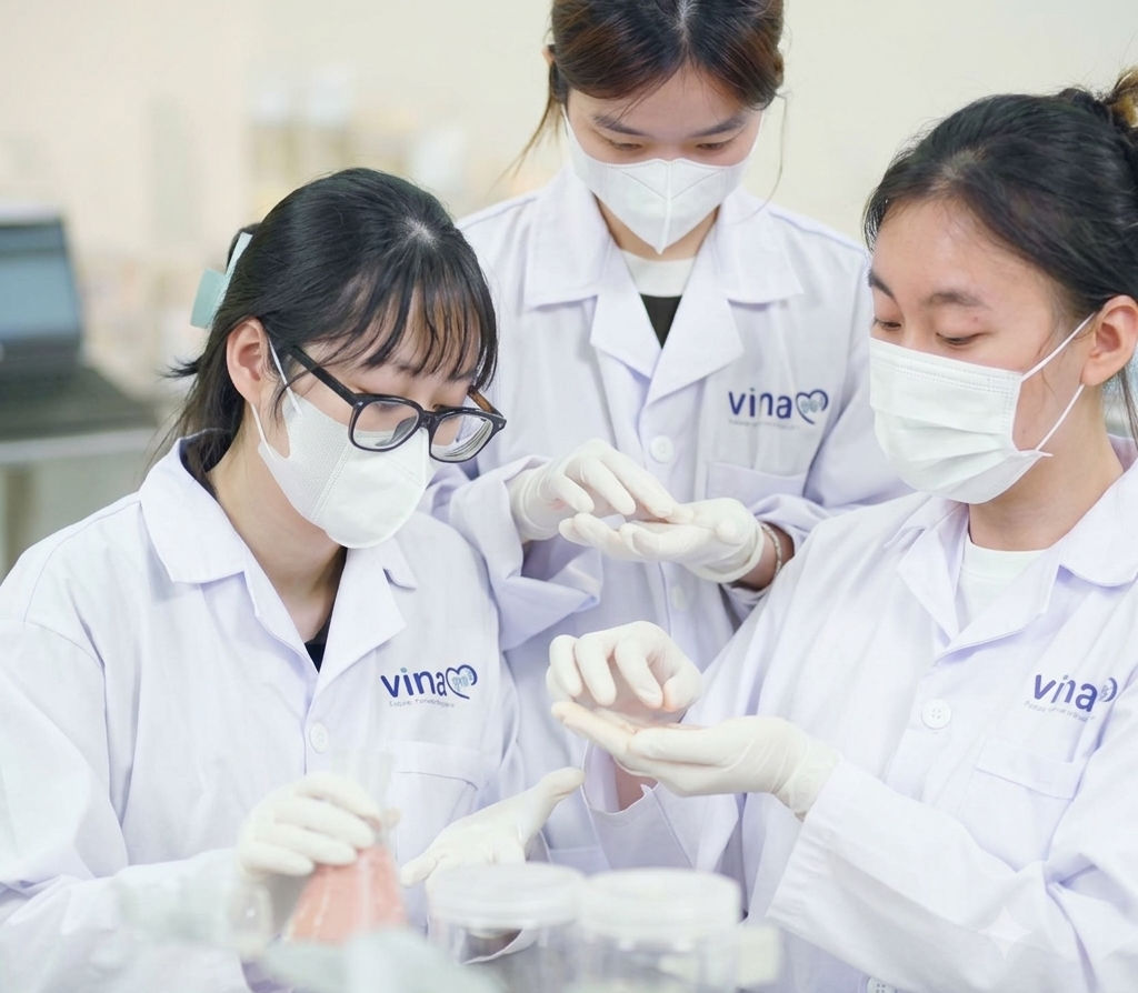 Nhân viên kiểm định chất lượng từng lô cát Vinapet